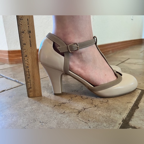 Journee Collection Olina Pump Size 9W - Picture 3 of 8